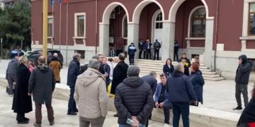 “Nuk na dha asnjë alternativë”, banorët e Durrësit të zhgënjyer nga takimi me Ramën: Nuk tërhiqemi