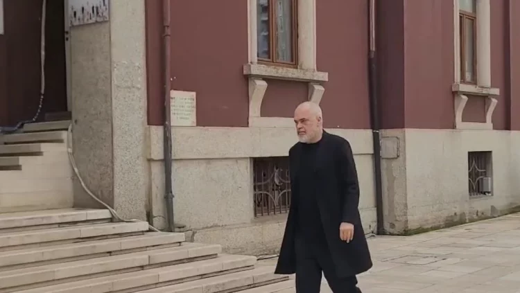 Banorët që preken nga projekti TID në protestë, Rama futet në bashkinë e Durrësit