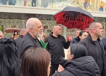 Rama përballet me qytetarë pas daljes nga mbledhja në bashkinë e Durrësit: O hajdut!