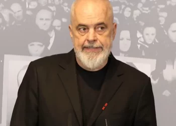 Rama shan dhe mallkon protestuesit: Kur mortja e shtyn qenërinë tek dera e xhamisë…