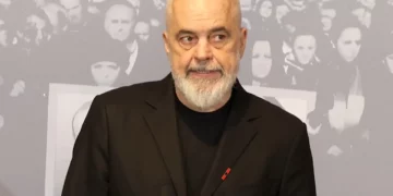 Rama shan dhe mallkon protestuesit: Kur mortja e shtyn qenërinë tek dera e xhamisë…