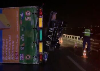 Korçë, shkëputet rimorkio nga kamioni dhe godet një automjet, bllokohet rruga