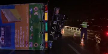 Korçë, shkëputet rimorkio nga kamioni dhe godet një automjet, bllokohet rruga