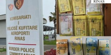 Tentuan të kalonin 26 mijë euro dhe paundë të padeklaruar në Rinas, e pësojnë dy persona