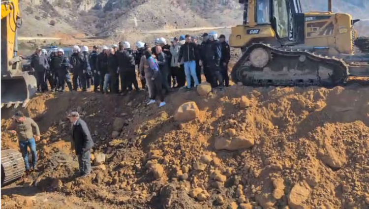 Përplasje të ashpra në Baks-Rrjoll të Velipojës, 2 banorë përfundojnë në spital pas konfrontimit me policinë