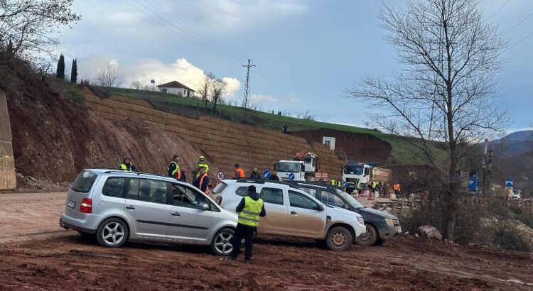 Juglindja e paralizuar/ Rruga që lidh Librazhdin me Prrenjasin dhe segmentin Qukës-Qafë Plloçë ende i bllokuar
