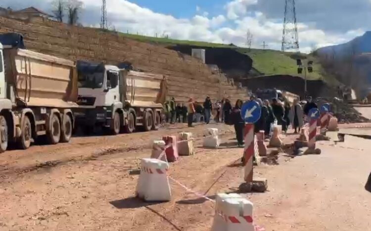 Rihapet për këmbësorët segmenti i dëmtuar, pezullimi i qarkullimit për automjetet ende në fuqi