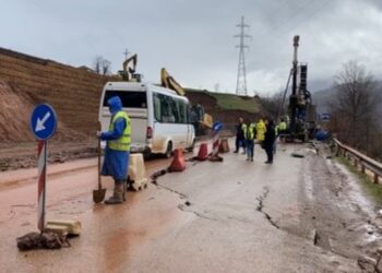 Rrëshqitje dherash dhe çarje masive të asfaltit në aksin Librazhd–Pogradec, ndalohet qarkullimi për mjetet e tonazhit të rëndë