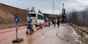 Rrëshqitje dherash dhe çarje masive të asfaltit në aksin Librazhd–Pogradec, ndalohet qarkullimi për mjetet e tonazhit të rëndë