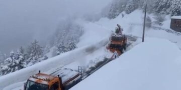 Ortekë dëbore në aksin Qafë Thore-Theth, rruga bllokohet plotësisht për lëvizjen e automjeteve