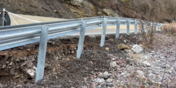 Rrëshqitja e dherave bllokon rrugën Maliq–Lozhan–Strelcë, paralizohet qarkullimi