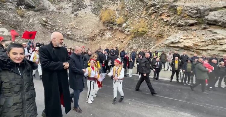 Dervishi: Reshjet zbuluan propagandën e qeverisë, rrugët e reja u shembën me dy pika shiu