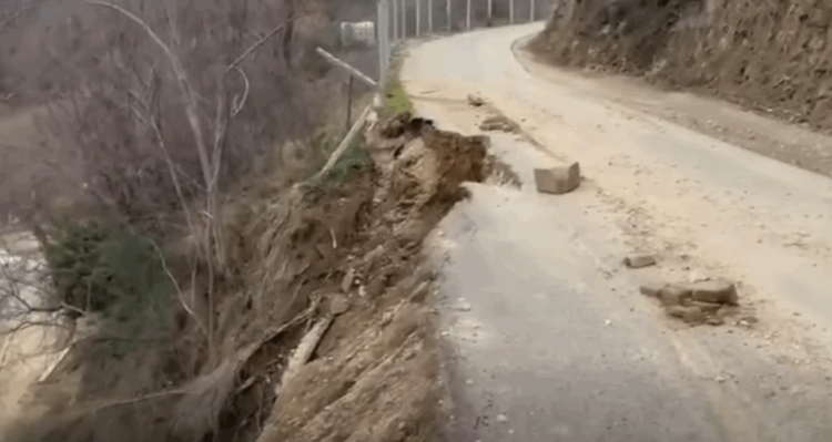 Ditë e re dhe shembje e re, denoncohet edhe dëmtimi i rrugës në Picrragë të Krujës (Video)