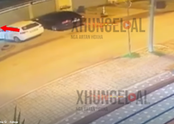 Dalin pamjet e atentatit në Lezhë, dy persona qëllojnë me automatikë drejt berberhanes (VIDEO)