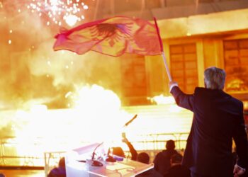 PD publikon pamje nga përshkallëzimi i protestës (FOTO)