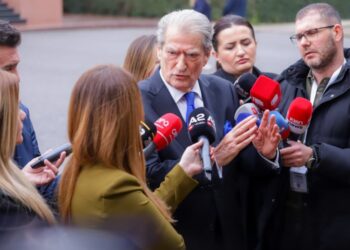 Berisha denoncon: Çdo natë dalin nga kryeministria kamionë për të zhdukur gjurmët e krimeve të Ballukut