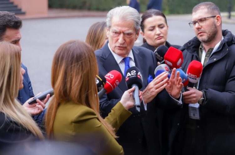 Berisha denoncon: Çdo natë dalin nga kryeministria kamionë për të zhdukur gjurmët e krimeve të Ballukut