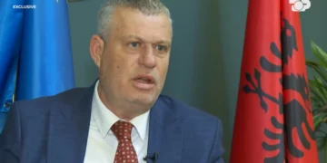 Ish-sampisti, prefekti Shkëlqim Hajdari kujton 20 shkurtin: Si po e mbronim bustin e Enverit…