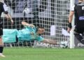 (VIDEO) Strakosha pret penalltinë ndaj PAOK-ut, mban AEK-un në krye të Superligës greke