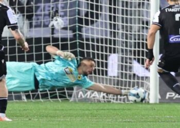 (VIDEO) Strakosha pret penalltinë ndaj PAOK-ut, mban AEK-un në krye të Superligës greke