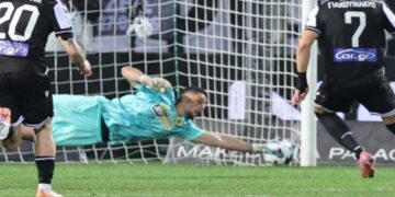 (VIDEO) Strakosha pret penalltinë ndaj PAOK-ut, mban AEK-un në krye të Superligës greke