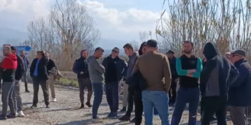 ‘Na shtroni 500 metra rrugë’, banorët, bllokojnë nënkalimin e autostradës Thumanë–Kashar
