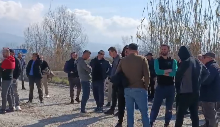‘Na shtroni 500 metra rrugë’, banorët, bllokojnë nënkalimin e autostradës Thumanë–Kashar