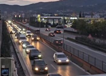 Kaos në autostradën Durrës-Tiranë, radhë kilometrike automjetesh