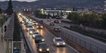 Kaos në autostradën Durrës-Tiranë, radhë kilometrike automjetesh