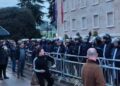 Policia blindon me kangjella Kryeministrinë, protestuesi gjuan drejt godinës
