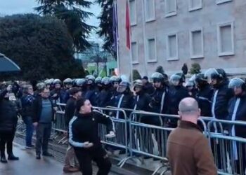 Policia blindon me kangjella Kryeministrinë, protestuesi gjuan drejt godinës