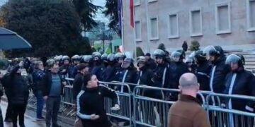Policia blindon me kangjella Kryeministrinë, protestuesi gjuan drejt godinës
