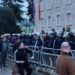 Policia blindon me kangjella Kryeministrinë, protestuesi gjuan drejt godinës