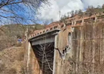 Përkeqësohet situata në aksin Librazhd-Pogradec/ Ura çahet dhe rrezikon të bjerë, ndalohet edhe lëvizja e këmbësorëve