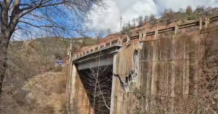 Përkeqësohet situata në aksin Librazhd-Pogradec/ Ura çahet dhe rrezikon të bjerë, ndalohet edhe lëvizja e këmbësorëve