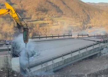 U dëmtua nga rrëshqitja e tokës dhe bllokoi rrugën, shembet ura në Dragostunjë