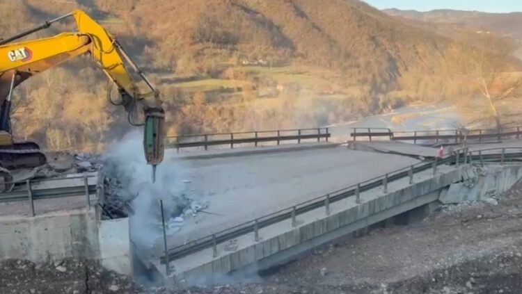 U dëmtua nga rrëshqitja e tokës dhe bllokoi rrugën, shembet ura në Dragostunjë