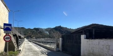 Rrezik për shembje/ Bllokohet qarkullimi i mjeteve të rënda në Urën e Digës Çengelaj në Peqin