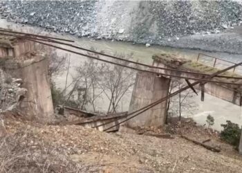 Jo vetëm rrugët në kaos, shembet ura e Murrashit në linjën hekurudhore Elbasan-Librazhd