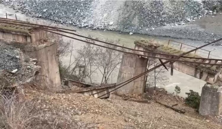 Jo vetëm rrugët në kaos, shembet ura e Murrashit në linjën hekurudhore Elbasan-Librazhd