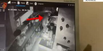 Vodhën materiale dhe shuma parash në një biznes në Kamëz, prangosen dy të rinjtë