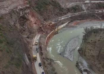 Kamionët e bllokuar në Qafë-Thanë, shoferët: Po na mbaron ushqimi
