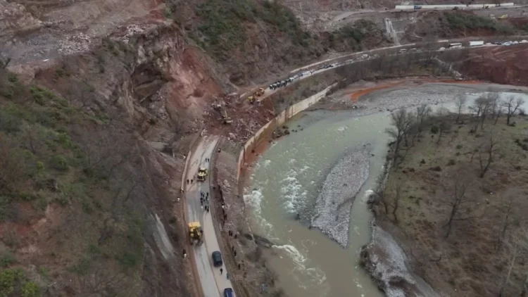 Kamionët e bllokuar në Qafë-Thanë, shoferët: Po na mbaron ushqimi