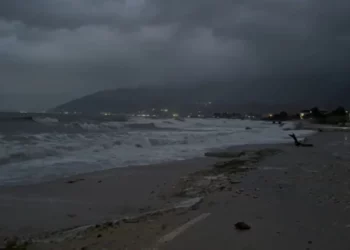 Deti ngrihet mbi 1.5 metra në Orikum për shkak të baticës, përmbyten banesa dhe biznese