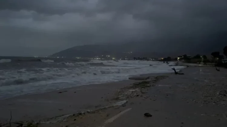 Deti ngrihet mbi 1.5 metra në Orikum për shkak të baticës, përmbyten banesa dhe biznese