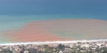 Deti në Dhërmi ngjyroset në kafe, ja cili është shkaku