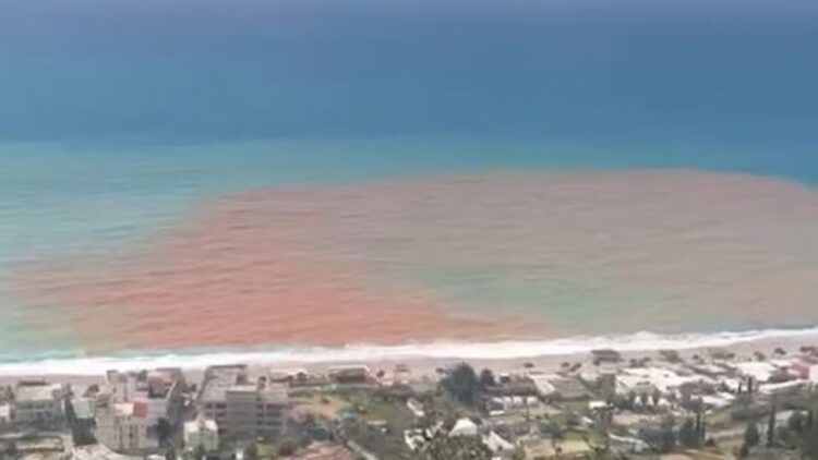 Deti në Dhërmi ngjyroset në kafe, ja cili është shkaku