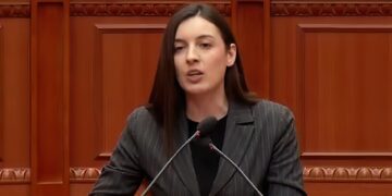 “Fatkeqësia e kombit është prezenca jote këtu Sali”, Berisha përplaset me Zegjine Çaushin: ‘Kone’ e Lubisë