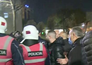 Sali Berisha largohet mes tensioneve, gazi lotsjellës e detyron të tërhiqet drejt shtëpisë