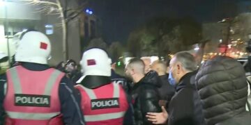 Sali Berisha largohet mes tensioneve, gazi lotsjellës e detyron të tërhiqet drejt shtëpisë